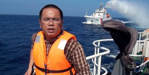 Tác giả trong chuyến tác nghiệp tại vùng biển Hoàng Sa của Tổ quốc.