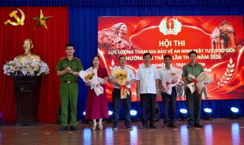 UBND phường An Thắng và Công an phường trao hoa cho các đội thi.