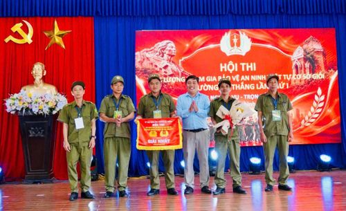 Trao giải cho các đội thi xuất sắc.