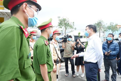 Trong đại dịch COVID-19, những người làm báo Đà Nẵng luôn đồng hành cùng lực lượng ở tuyến đầu chống dịch để kịp thời ghi lại những hình ảnh, câu chuyện xúc động...