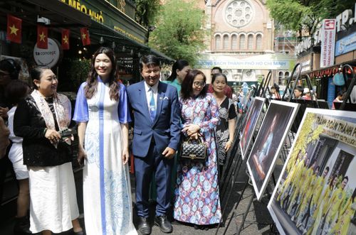  Không gian triển lãm ảnh “Sài Gòn Áo dài” 