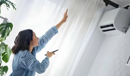 Mỗi mùa hè, điều hòa trở thành “cứu tinh” trong nhà nhưng đồng thời cũng khiến chúng ta rơi vào một rắc rối vô hình khác. (Ảnh: ITN).