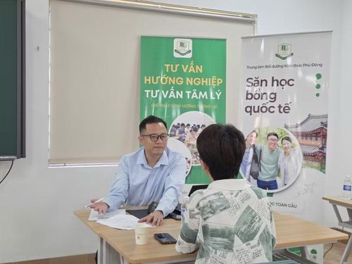 ThS Lê Trung Kiên tư vấn tâm lý cho học sinh.