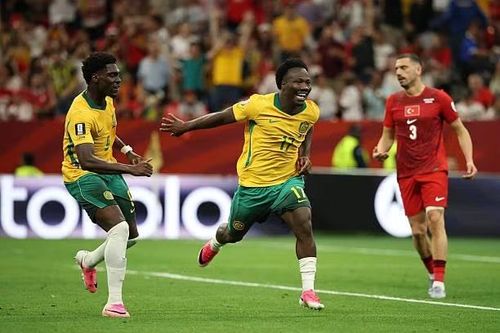 Trong khi đó, tuyển Úc cũng gây bất ngờ khi quật ngã Thổ Nhĩ Kỳ 2-0 ở trận mở màn.
