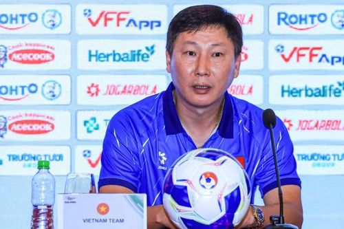 HLV Kim Sang-sik sẽ giao quyền cho một trợ lý để tập trung thực hiện nhiệm vụ cùng đội tuyển Việt Nam ở những giải đấu quan trọng trong cùng thời điểm.