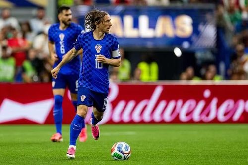 Tiền vệ Luka Modric (Croatia): Modric gây thất vọng lớn trong trận Croatia thua Anh. Tiền vệ 40 tuổi phạm lỗi dẫn đến quả phạt đền sớm, rời sân sau 58 phút và không có nổi cú dứt điểm nào.