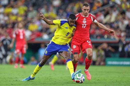 Trung vệ Ellyes Skhiri (Tunisia): Trong đội hình do Globo Esporte chọn, Skhiri được xếp ở vị trí trung vệ sau trận Tunisia thua Thụy Điển 1-5. Anh thất thế trong nhiều pha tranh chấp và không thể giúp hàng thủ Tunisia đứng vững.