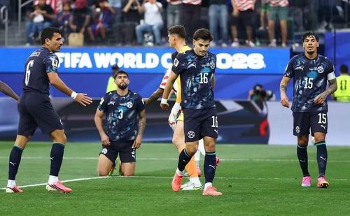 Tiền vệ Damían Bobadilla (Paraguay): Bobadilla đi vào lịch sử theo cách không mong muốn: trở thành cầu thủ Paraguay đầu tiên ghi bàn tại World Cup, nhưng lại là bàn phản lưới. Pha bóng ấy mở ra thất bại nặng nề của Paraguay trước Mỹ.