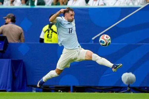 Hậu vệ trái Matias Vina (Uruguay): Matias Vina chỉ đá 45 phút trước Ả Rập Xê Út nhưng vẫn để lại màn trình diễn đáng quên. Hậu vệ trái Uruguay mắc nhiều lỗi, buộc HLV Marcelo Bielsa phải điều chỉnh sau giờ nghỉ.