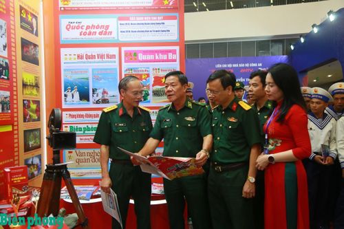 Thiếu tướng Văn Ngọc Quế tham quan khu vực trưng bày của khối báo chí Quân đội tại Hội báo toàn quốc năm 2026. Ảnh: Cẩm Linh