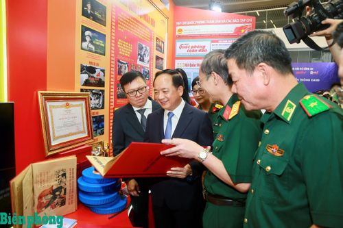 Đồng chí Trịnh Văn Quyết và các đại biểu tham quan khu trưng bày của khối báo chí Quân đội tại Hội báo toàn quốc năm 2026. Ảnh: Cẩm Linh
