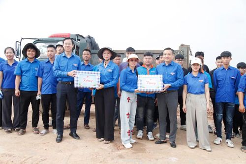 Tỉnh Đoàn Bắc Ninh trao quà động viên các đoàn viên tình nguyện ở dự án sân bay Gia Bình.