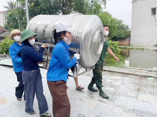 Đoàn viên giúp người dân thuộc diện giải phóng mặt bằng dự án sân bay Gia Bình di chuyển đến nơi ở mới.