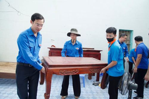 Phó Bí thư Tỉnh Đoàn Bắc Ninh Hà Thái Sơn và đoàn viên hỗ trợ di chuyển đồ đạc giúp người dân đến nơi ở mới.