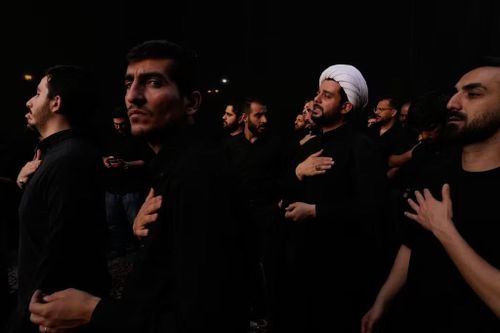 Một giáo sĩ Hồi giáo dòng Shia và những người khác đấm ngực trong buổi lễ tưởng niệm ở Tehran, ngày 18/6. (Ảnh AP)