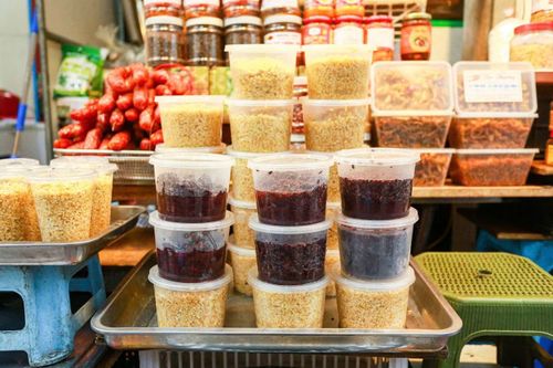 Các mặt hàng cho ngày này khá đa dạng như cơm rượu nếp trắng, cơm rượu nếp cẩm,...