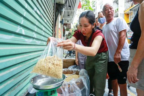 Theo chị Hương (một tiểu thương trên phố Gia Ngư), so với những năm trước, sức mua dịp Tết Đoan Ngọ năm nay có phần trầm lắng hơn. Lượng khách đến mua vẫn ổn định nhưng số lượng mỗi lần mua giảm đi. Nếu như trước đây nhiều người thường mua 3-4 cốc cơm rượu nếp để thắp hương và sử dụng trong gia đình thì năm nay đa số chỉ mua một cốc nhỏ.