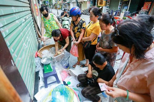 Theo ghi nhận của phóng viên sáng 19/6 (tức 5/5 ÂL), người dân đổ đến các chợ trên địa bàn Thủ đô để sắm đồ thắp hương lên bàn thờ trong ngày Tết Đoan Ngọ.