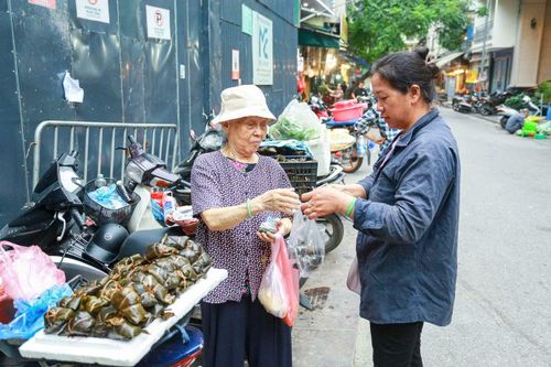 Bà Đặng Ngọc Lan (60 tuổi, trú tại quận Hoàn Kiếm, Hà Nội) cho biết, năm nào trong ngày Tết Đoan Ngọ gia đình chị cũng chuẩn bị đầy đủ mâm lễ bao gồm xôi ngũ quả, rượu nếp, một chút hoa quả và bánh gio. Đây là ngày Tết truyền thống của ông cha ta vì vậy năm nào gia đình chị cũng dậy từ rất sớm để chuẩn bị. Theo bà Lan, năm nay lễ vào ngày thường nhưng các mặt hàng được bán đều đầy đủ, bình ổn giá so với mọi năm.