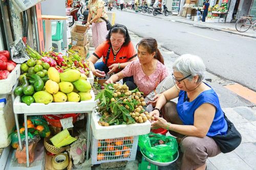 Tại đây cũng có rất nhiều mặt hàng hoa quả đa dạng với đầy đủ màu sắc được bày bán từ sớm. Hôm nay tại chợ bán đa phần là những loại quả như: mận, vải, na… để bày biện mâm ngũ quả cúng Tết Đoan Ngọ.