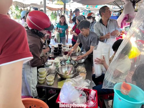 Một sạp chè tại chợ Hòa Bình khá đông khách
