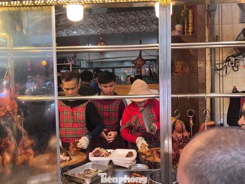 Vịt quay giá 350.000 đồng/con đắt hàng ngày này. Tuy nhiên, so với thời điểm những năm trước, lượng khách giảm khá nhiều