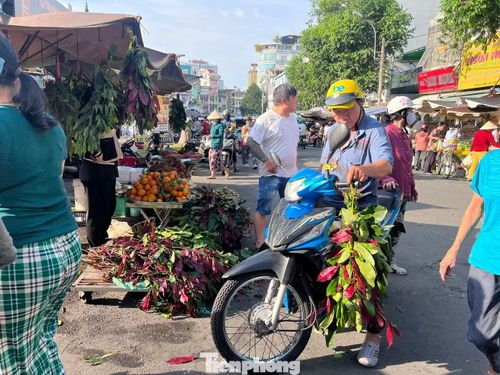 Tại các chợ truyền thống ở TPHCM bày bán đủ các mặt hàng phục vụ tết Đoan Ngọ như lá xông, bánh ú lá tre, xôi chè, trái cây...