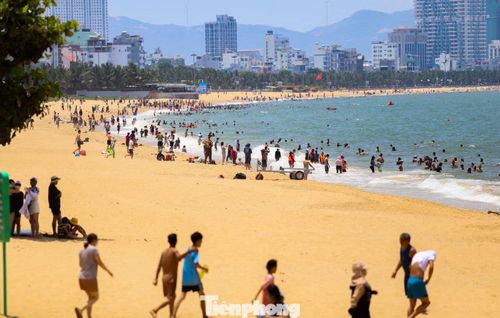 Theo quan niệm xưa truyền lại, tắm biển vào đúng giờ Ngọ ngày mùng 5 tháng 5 Âm lịch sẽ giúp xua đi những điều không may, mang lại sức khỏe và tài lộc.