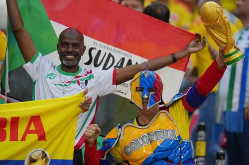 Một fan đến từ Sudan lạc bước vào khu vực CĐV Colombia trong trận đấu giữa Uzbekistan và Colombia.