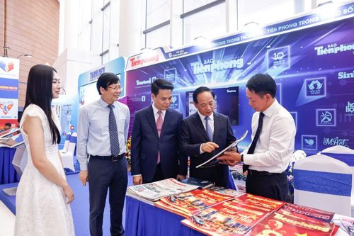 Trưởng Ban Tuyên giáo và Dân vận Trung ương Trịnh Văn Quyết (thứ hai từ phải sang) cùng Bí thư Thành ủy TP Hải Phòng Lê Ngọc Châu (đứng giữa) thăm gian hàng Báo Tiền Phong.