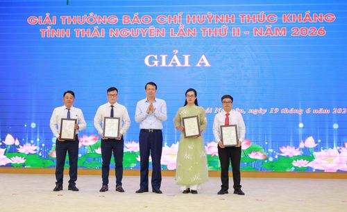 Ban tổ chức trao giải cho các tác giải đoạt Giải A- Giải báo chí Huỳnh Thúc Kháng