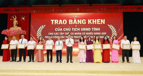 Lãnh đạo tỉnh Thái Nguyên tặng bằng khen cho các tổ chức, cá nhân có nhiều đóng góp trong công tác tuyên truyền về Thái Nguyên