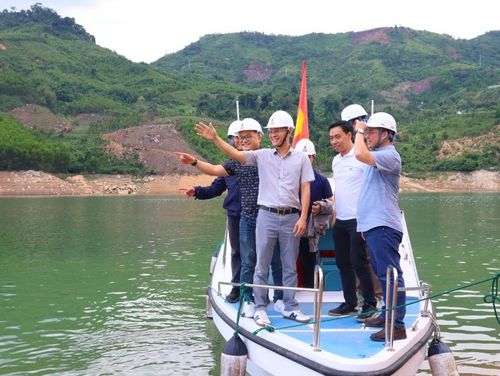 Đoàn công tác thực tế nghiên cứu, khảo sát lòng hồ của Thủy điện Đakđrinh.