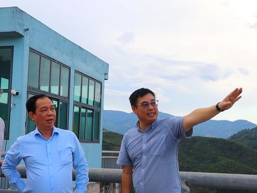Ông Đỗ Xuân Bình - Giám đốc PV Power DHC (trái) trao đổi thông tin với ông Nguyễn Anh Tuấn - Giám đốc quốc gia của B.Grimm Power tại chuyến khảo sát thực tế lòng hồ của Thủy điện Đakđrinh.