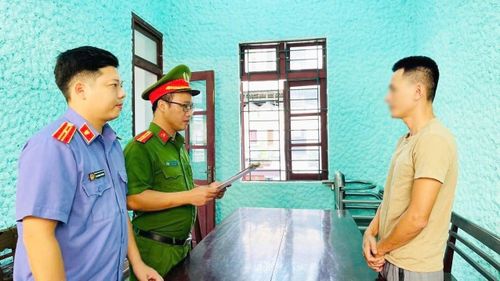 Cơ quan chức năng tống đạt các Quyết định tố tụng đối với Nguyễn Văn Quỳnh. (Ảnh Công an Hà Tĩnh)