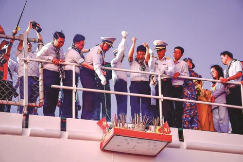 Một nghi thức tri ân các anh hùng liệt sỹ giữa biển khơi.
