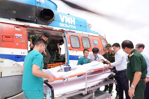 Bệnh nhân được đưa ra khỏi trực thăng.
