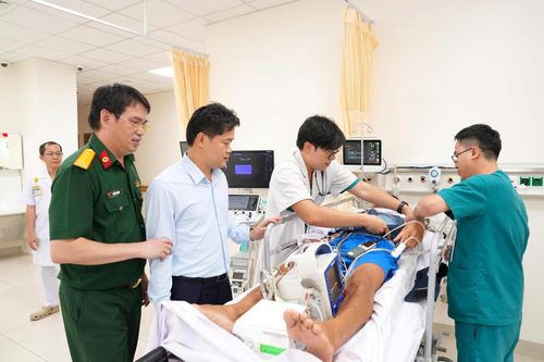 Bệnh nhân được các bác sĩ điều trị.