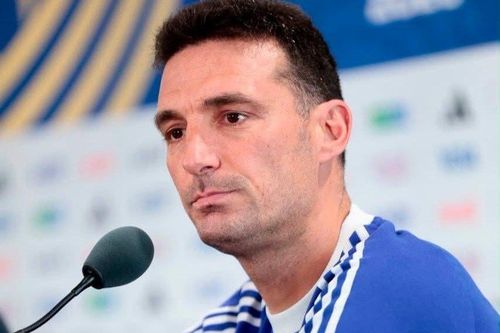 HLV Lionel Scaloni đang phải đối mặt với bài toán nhân sự trên hàng công khi phải lựa chọn giữa Lautaro Martinez và Julian Alvarez.