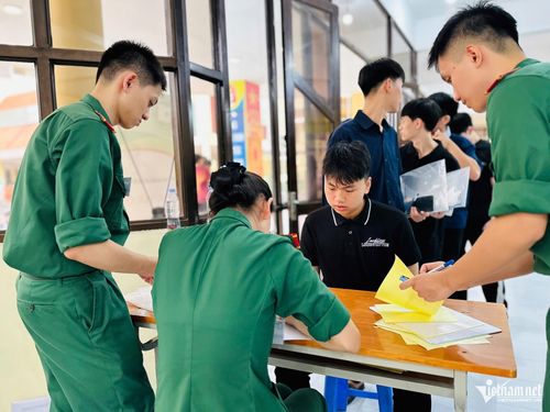 Các thí sinh đến sớm, hoàn tất thủ tục trước khi bước vào đợt thi QDA. Ảnh: Thúy Nga