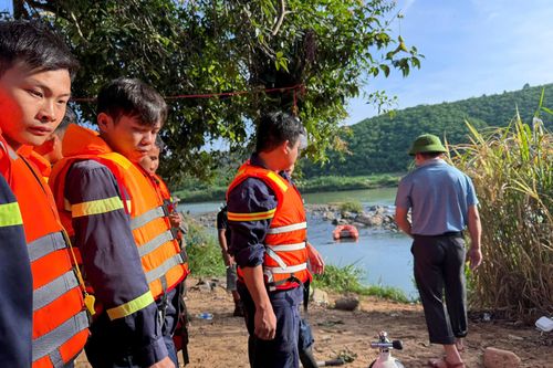 Lực lượng chức năng vẫn đang tìm người mất tích tại sông Đồng Nai. Ảnh: Khánh Ngọc