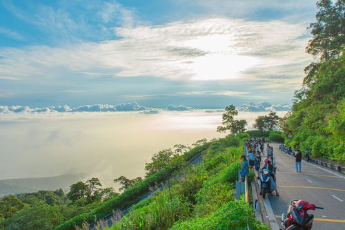 Nhiều bạn trẻ đi Ba Vì để tránh nóng vào dịp hè. Ảnh: Chu Danh Hiếu