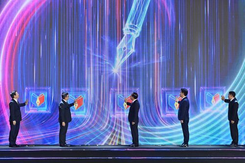 Các đại biểu ấn nút khai mạc Hội Báo toàn quốc 2026. Ảnh: Đ.X