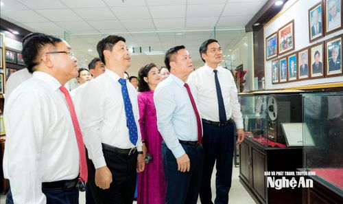 Lãnh đạo tỉnh thăm phòng truyền thống Báo và phát thanh, truyền hình Nghệ An. Ảnh: Phạm Bằng