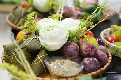 Những mẹt lễ được chuẩn bị sẵn với đầy đủ hoa tươi, hoa quả, bánh truyền thống trở thành lựa chọn của nhiều gia đình bận rộn. Theo ghi nhận, giá mỗi mẹt dao động từ khoảng 200.000 – 350.000 đồng.