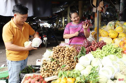  Chị Trần Thị Kim Phương - tiểu thương kinh doanh hoa quả tại chợ Hà Tĩnh (phường Thành Sen) cho biết: “Lượng khách mua đông nhất là chiều ngày 4/5 và sáng sớm ngày 5/5 âm lịch. Dịp này, chúng tôi nhập hàng nhiều hơn ngày thường, đặc biệt là các loại quả được người dân ưa chuộng để bày mâm cúng”. 