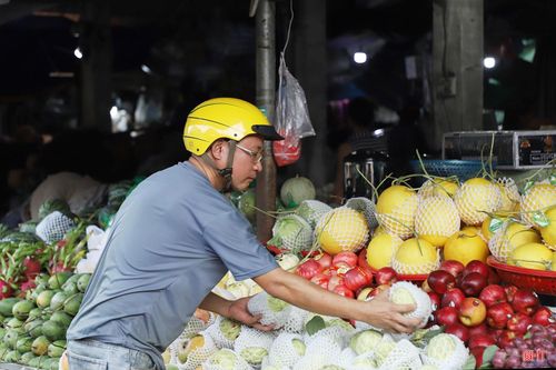 Nguồn hàng dồi dào, giá cả không có biến động lớn giúp người dân dễ dàng lựa chọn lễ vật phù hợp với điều kiện của mỗi gia đình.