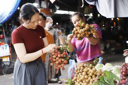  Chị Phan Thị Lan cho biết: “Gia đình tôi thường cúng chay trong dịp tết Đoan Ngọ nên tôi ưu tiên lựa chọn các loại hoa quả theo mùa, bánh và chè để dâng lễ. Dù cuộc sống hiện đại có nhiều đổi thay nhưng việc chuẩn bị mâm cúng trong dịp này vẫn là truyền thống không thể thiếu trong văn hóa gia đình”. 