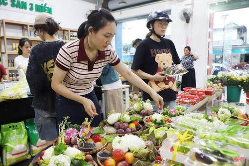 Những mâm lễ được chuẩn bị chu đáo không chỉ thể hiện lòng thành kính với tổ tiên mà còn góp phần gìn giữ, lan tỏa những giá trị văn hóa truyền thống.