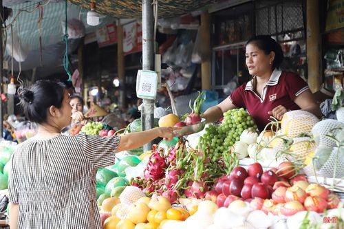 Theo ghi nhận, năm nay một số loại quả mùa vụ có sản lượng thấp nên giá tăng nhẹ so với cùng kỳ năm trước. Hiện nay, vải có giá 55 - 60.000 đồng/kg; chôm chôm Thái, măng cụt 50.000 đồng/kg; xoài, mận từ 30.000 - 35.000 đồng/kg; thanh long ruột trắng 35.000 đồng/kg...
